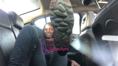 Foot slave gets in Ebony foot goddess Uber